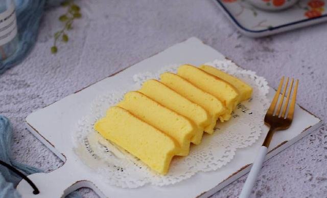  酸奶|喝剩的酸奶别扔掉，把他做成蛋糕，口感细腻又美味，做一个不够吃