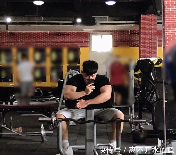  肌肉|爱健身的95后，雕刻出满身肌肉化身模特出镜，气质不输陈坤