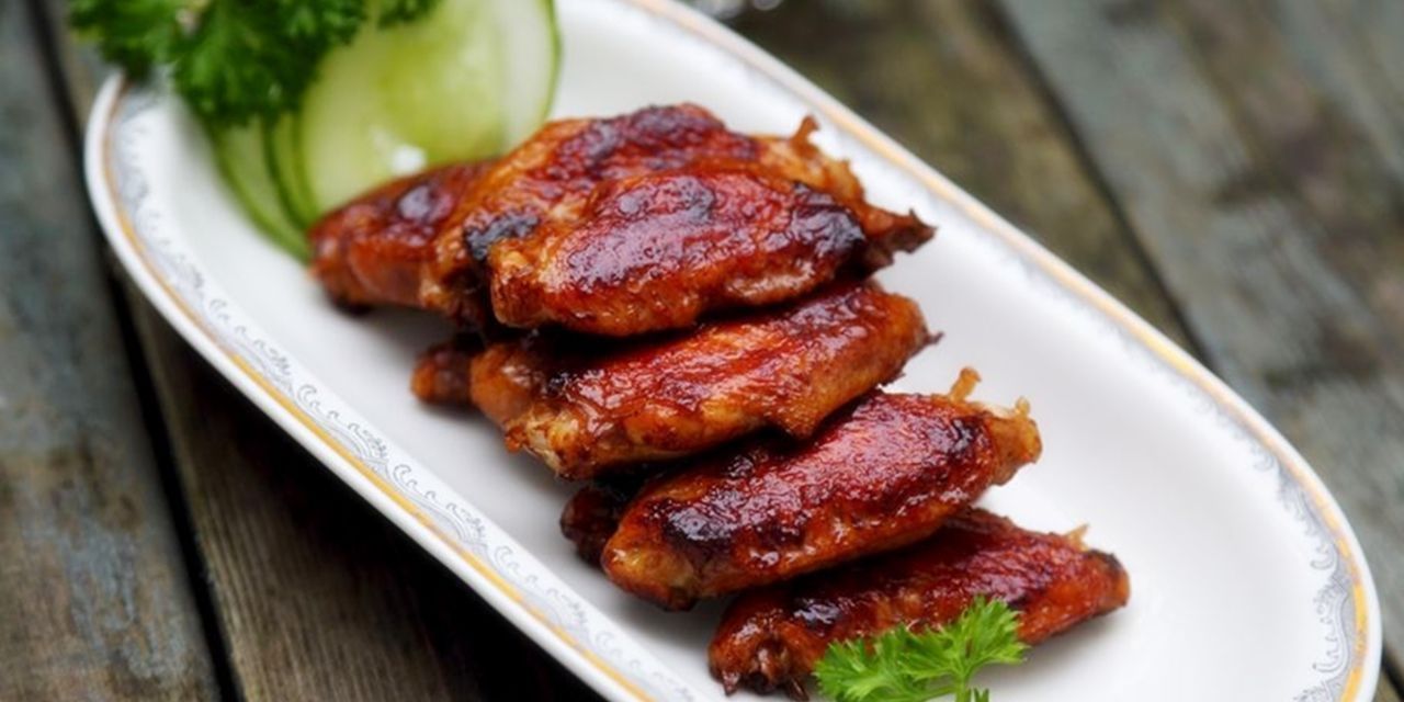 色泽|可乐鸡翅是一道美味的家常菜味道鲜美,色泽艳丽且咸甜适中