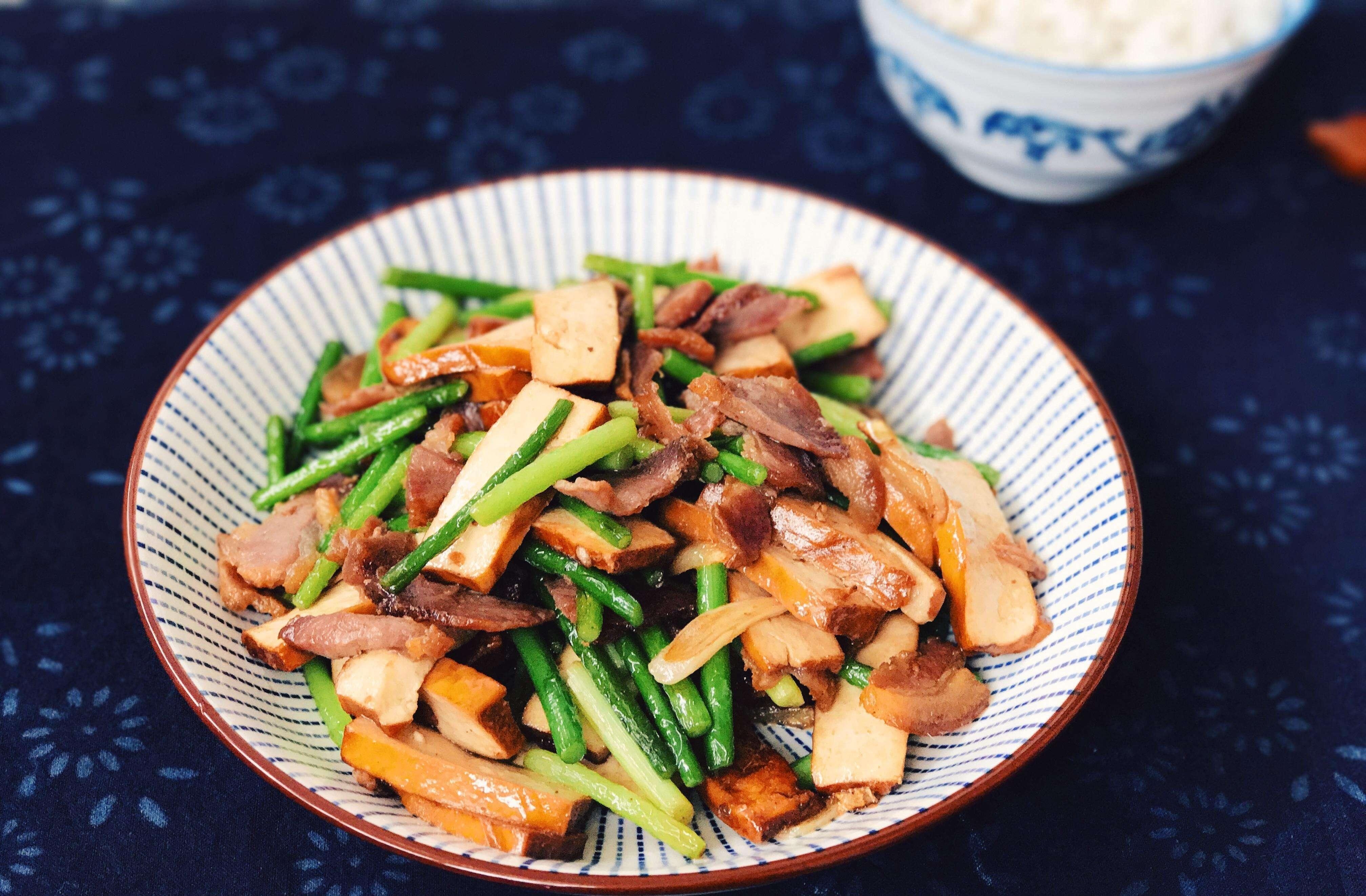 肉末|原来蒜苔肉末炒豆干这样做更好吃，营养美味超下饭，孩子们特爱吃