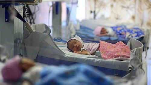  外衣|披着女护士外衣的人贩子 杀死103名婴儿 却说：“我是在帮他们”