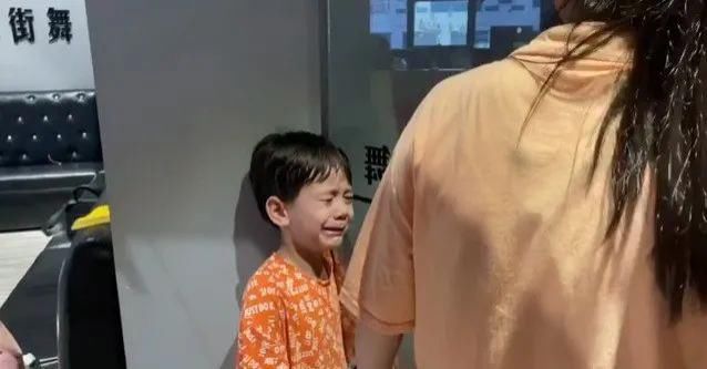 消防员|揪心!7岁男孩手臂被玻璃门卡住,声声啼哭让人心疼