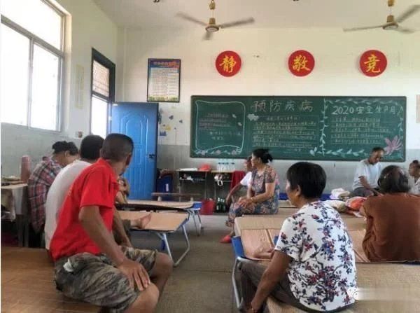 学校|暖心！教室改“寝室”，学校变成临时的家