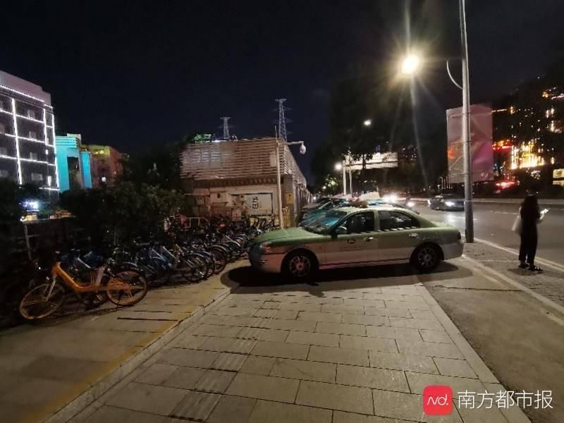 的士|棠下片区人行道遭大量的士占用违停，司机：大家都在这停