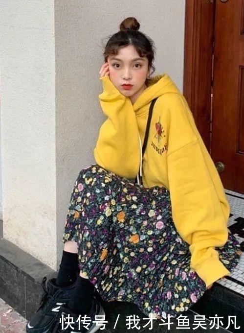 卫衣|卫衣+半裙=早秋最火混搭套路,时髦炸了