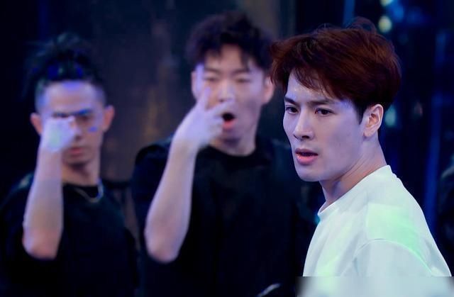  愁容|《街舞》王一博完虐张艺兴，张艺兴满脸愁容，仍强颜欢笑鼓励队员