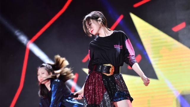  当中|太敢说！张靓颖用自己的黑料当歌词，直播当中怒怼黑粉：滚出去