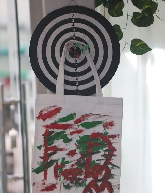 年轻人|从早浪到晚的《夏日冲浪店》，如何拉拢年轻人的心？