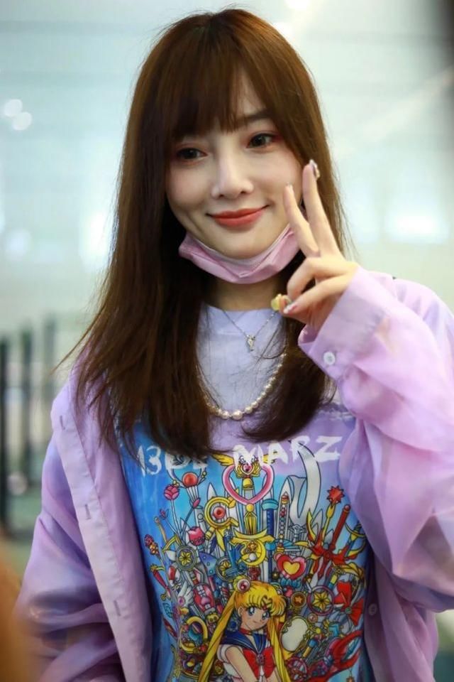  青春|李小璐罕见走机场，穿卡通少女T恤大秀“牛奶腿”，嫩到看不出39