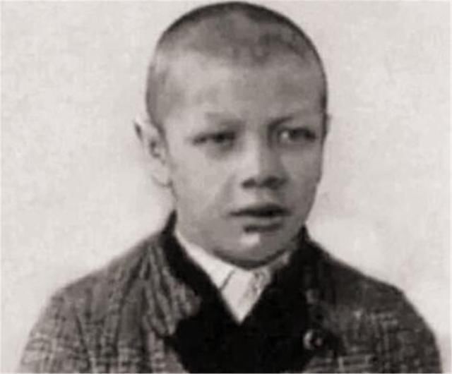 身高|国外男子前半生身高1.22米，后半生身高2.16米，全球只此一人