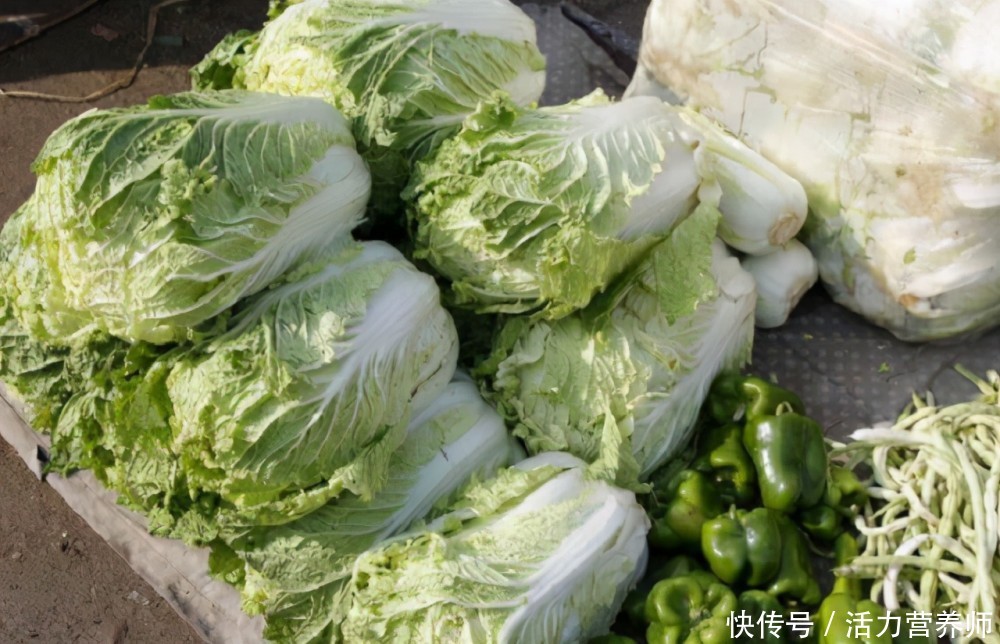 蔬菜上有甲醛吃了会有多大危害(菜市场里的“甲醛大户”究竟是谁？3种蔬菜吃了会致癌？真相在这)