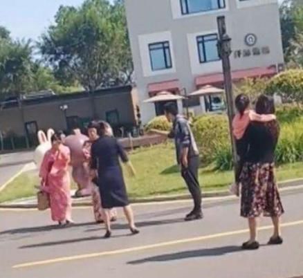 中国|小伙怒斥穿和服女子：是不是中国人？在军舰旁边拍照！警方：穿什么都不行