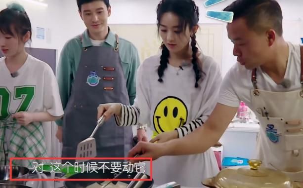  赵丽颖|李浩菲跟赵丽颖比赛煎豆腐，眼看就要糊，赵丽颖使出一招轻松挽救