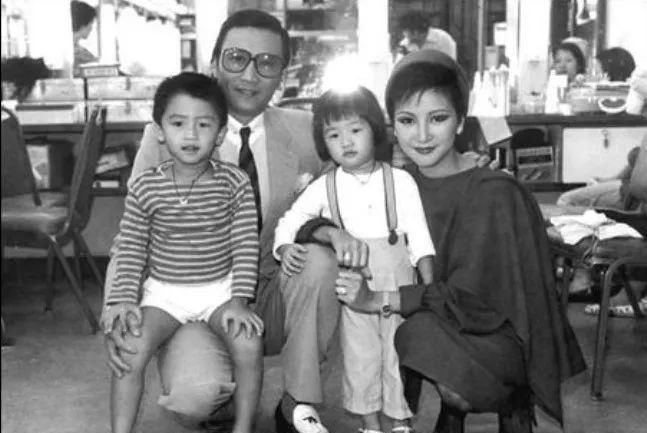  离奇|谢贤狄波拉离婚很离奇，离婚后也有三个做法令人唏嘘