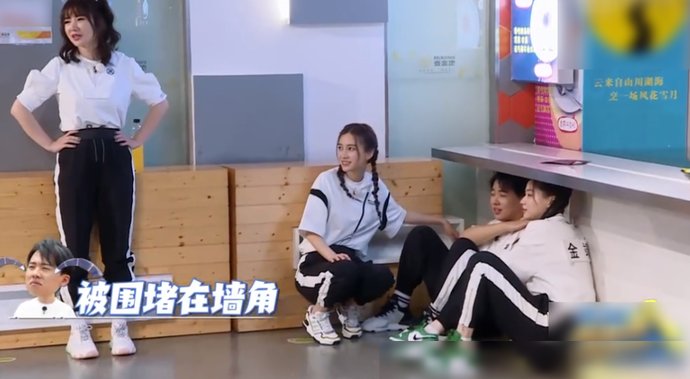  没错|郭麒麟被姐姐们围堵，看清baby的反应后，是暖心大姐姐没错了