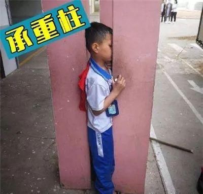  孩子|卡，卡，卡！金山一男孩就医期间，小腿不慎卡椅缝…