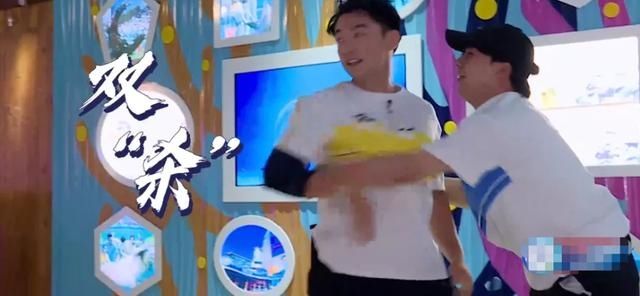  密码|《奔跑吧》史上最憋屈撕名牌？郑恺迎来高光时刻，剧本痕迹太明显