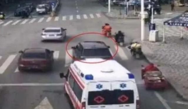 鸣笛|救护车鸣笛路虎车都不让,整整耽误74秒,车主:要是你会让?