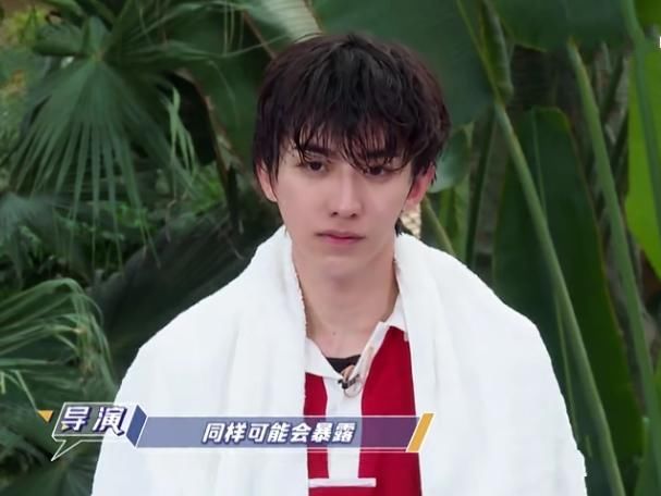  放大|蔡徐坤水池中“卸妆”，画面放大看清素颜后，真的21岁？