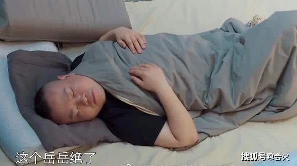  把手|岳云鹏紧紧抓住女演员以免被怀疑 把手伸进别人的裤子口袋 当众坦白？