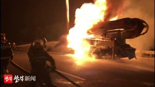泵车|泵车深夜高速起火 ,整车燃烧,火光照亮夜空
