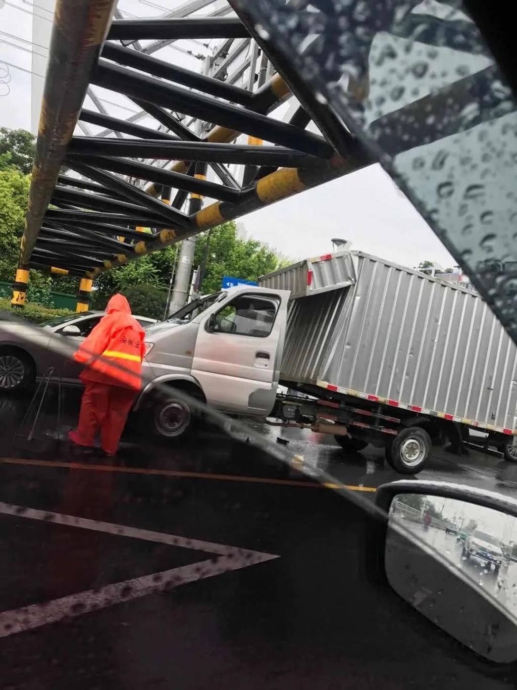  辆小货车|又是颍河闸！又又又撞上了...