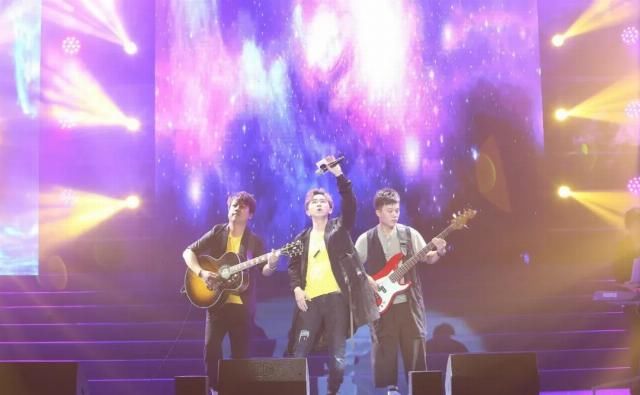  永夜极光乐|30岁中年男人“一事无成”，还配玩音乐吗？