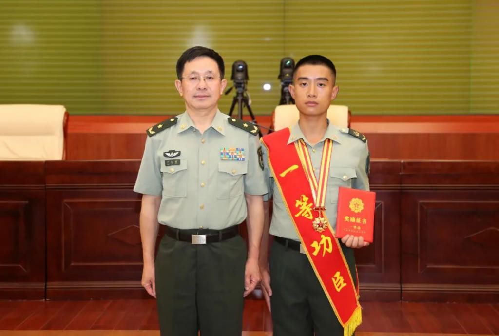  任建阳|2分钟勇救4人，95后立一等功！向军人致敬！