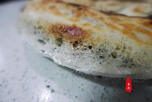 酥脆|酥脆鲜美的锅贴上桌了,皮儿颜色金黄有嚼劲,平时我就爱吃馅儿