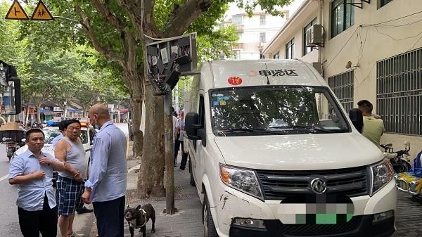  撞坏|面包车驶上人行道 撞坏公交发车信息牌