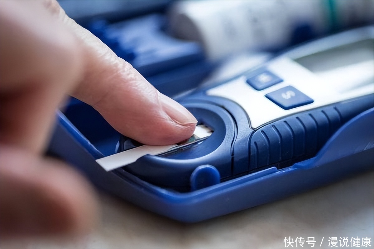 糖友出现低血糖时应怎么处理(炎炎夏日，为何糖友们反而容易出现低血糖？谨记做好3件事来预防)