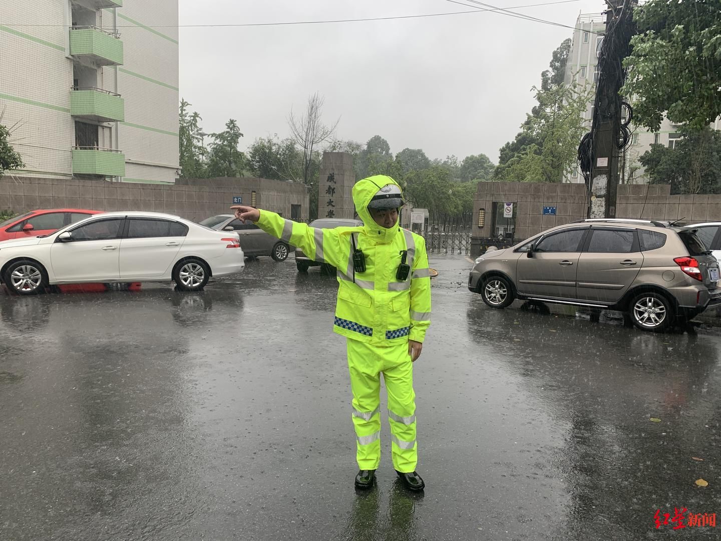 工作人员|直击现场：雨中成都大学后门站，工作人员劝导公交车折返