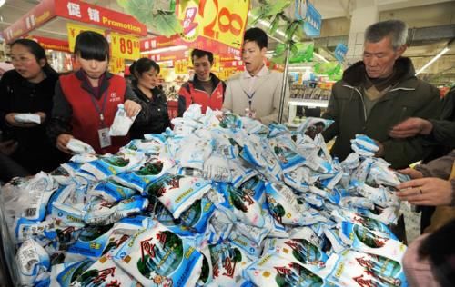 食盐|超市买食盐，挑无碘盐还是加碘盐？超市员工告诉你，别再挑错了