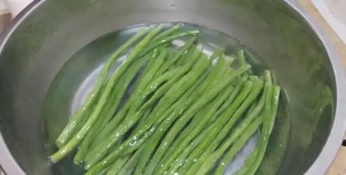  切成|秋季一定要吃的下饭菜，健胃助消化，和肉一炒，孩子多吃一碗饭