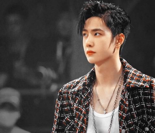  街舞|街舞：王一博被火锅辣到流鼻涕打喷嚏，腰围让人意外，女生都羡慕