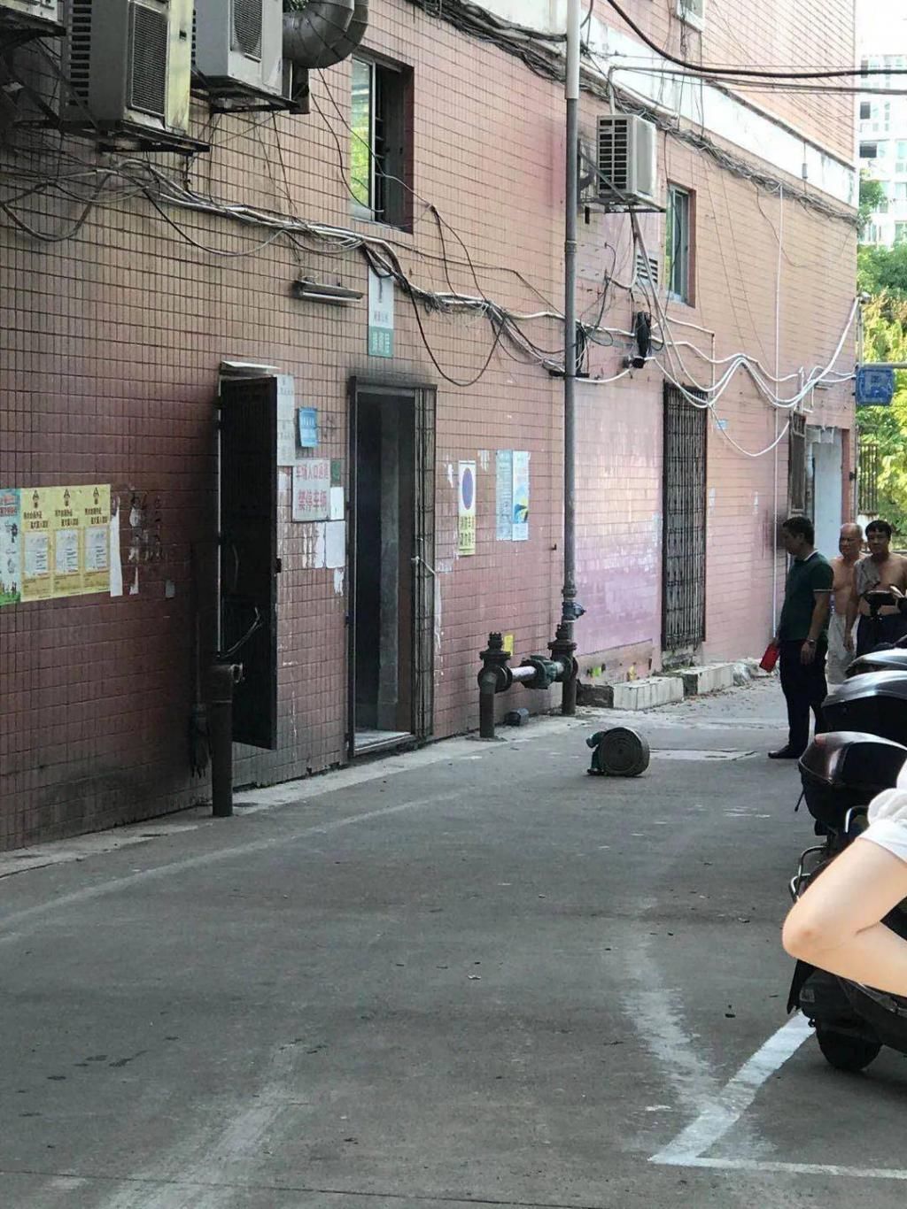  浓烟|广汇电器城，楼梯间冒出阵阵浓烟，出动了两辆消防车救援…