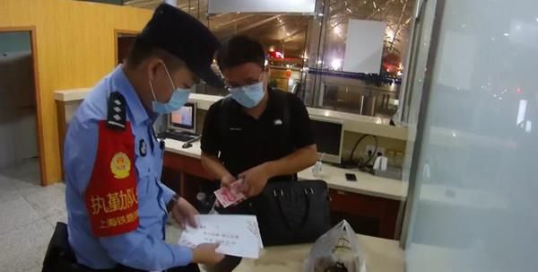 求助|零食不离手 包包随意丢 铁路警方处理糊涂旅客求助