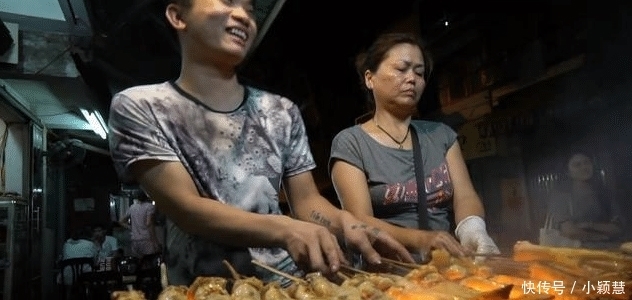 供不应求|网红夫妻卖“长条状”小吃，12元一根供不应求，邻摊：笨蛋才吃！