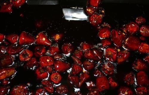  地沟油|判刑？罚款？知名火锅店卖2.2吨“地沟油”！涉案5人均已获刑？