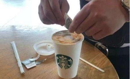 回答|去星巴克喝咖啡,被问加糖还是加奶别乱回答,当心花不必要的钱