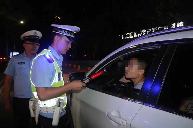  大队|榕江交警开展酒驾行动，助推省级文明县城创建
