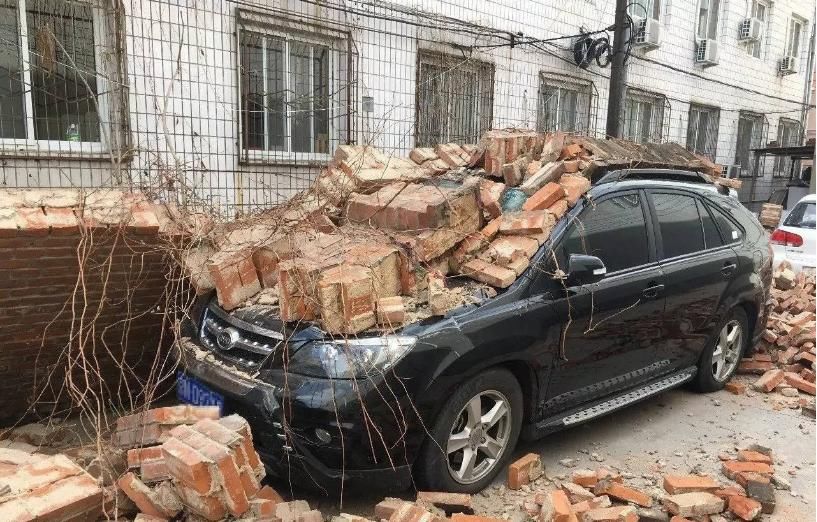 三轮车|违停车堵住三轮车，白发大爷“徒手拆车”，这劲得有多大