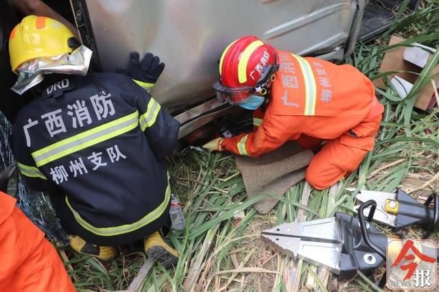  失控|惊险！柳城县一皮卡车失控侧翻，司机被困变形驾驶室中