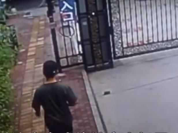  居民|电视剧看太多?小伙为盗窃想用“手刀”打晕居民,结果却被吓跑!