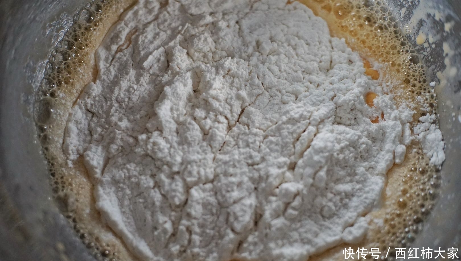 做出|不用烤箱,就能轻松做出甜甜圈小蛋糕,自己DIY爱怎么吃就怎么吃