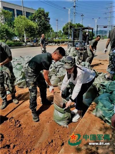 市区|身在市区的夫妻俩为何选择并肩逆行去抗洪？其中缘由……