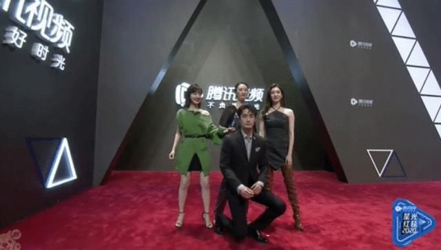  阿姨|本来以为三十而已在模仿阿姨拍照，结果是在时髦地模仿blackpink