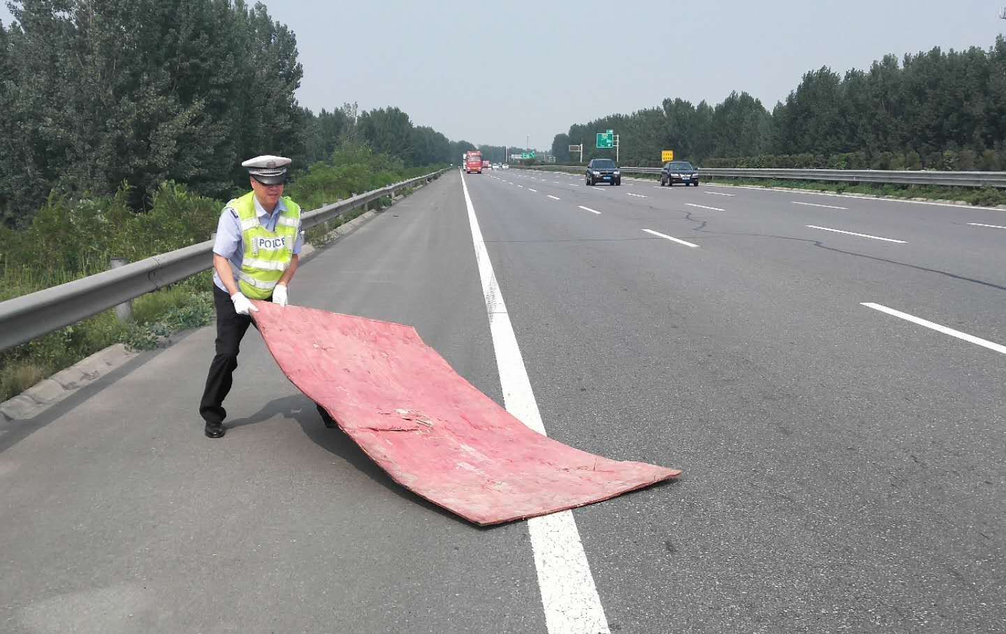  高速交警|交警不顾安危捡拾路面杂物，提醒驾驶员行车前检查车况
