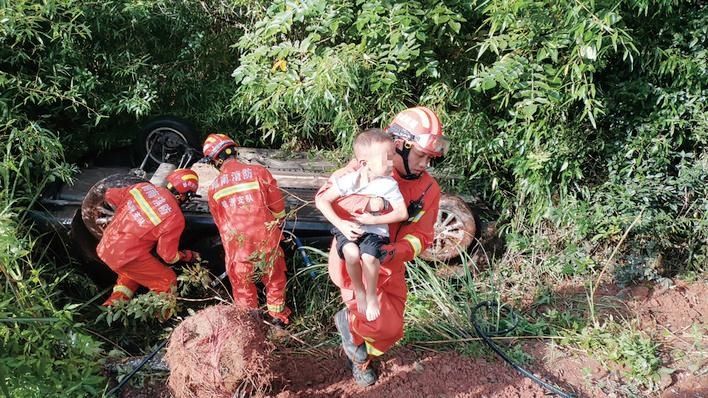  祖孙|雨后路滑，小车失控仰翻 祖孙3人被困，还好没受伤