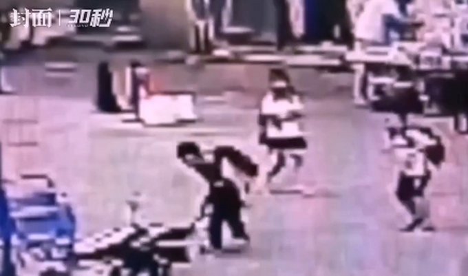 撞倒|警方通报小学生扶老人遭讹，确系两小学生打闹撞倒老人，路人乱作证